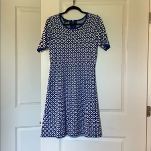 Dress:Geometric design in blue and white